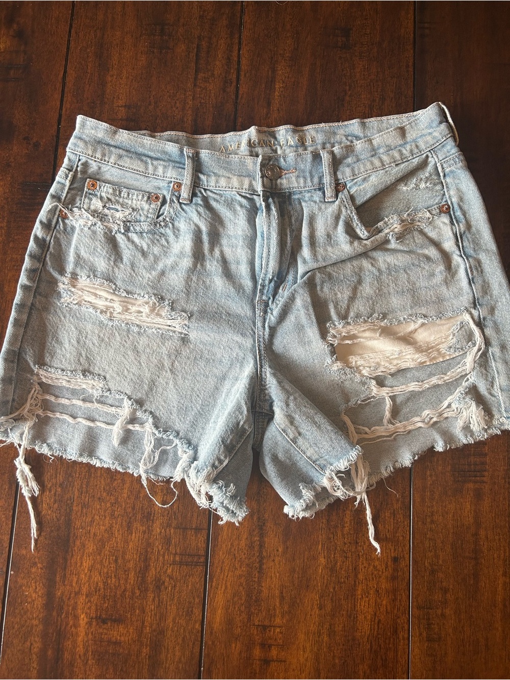 American Eagle distressed light wash Strigid women’s jean shorts sz 10